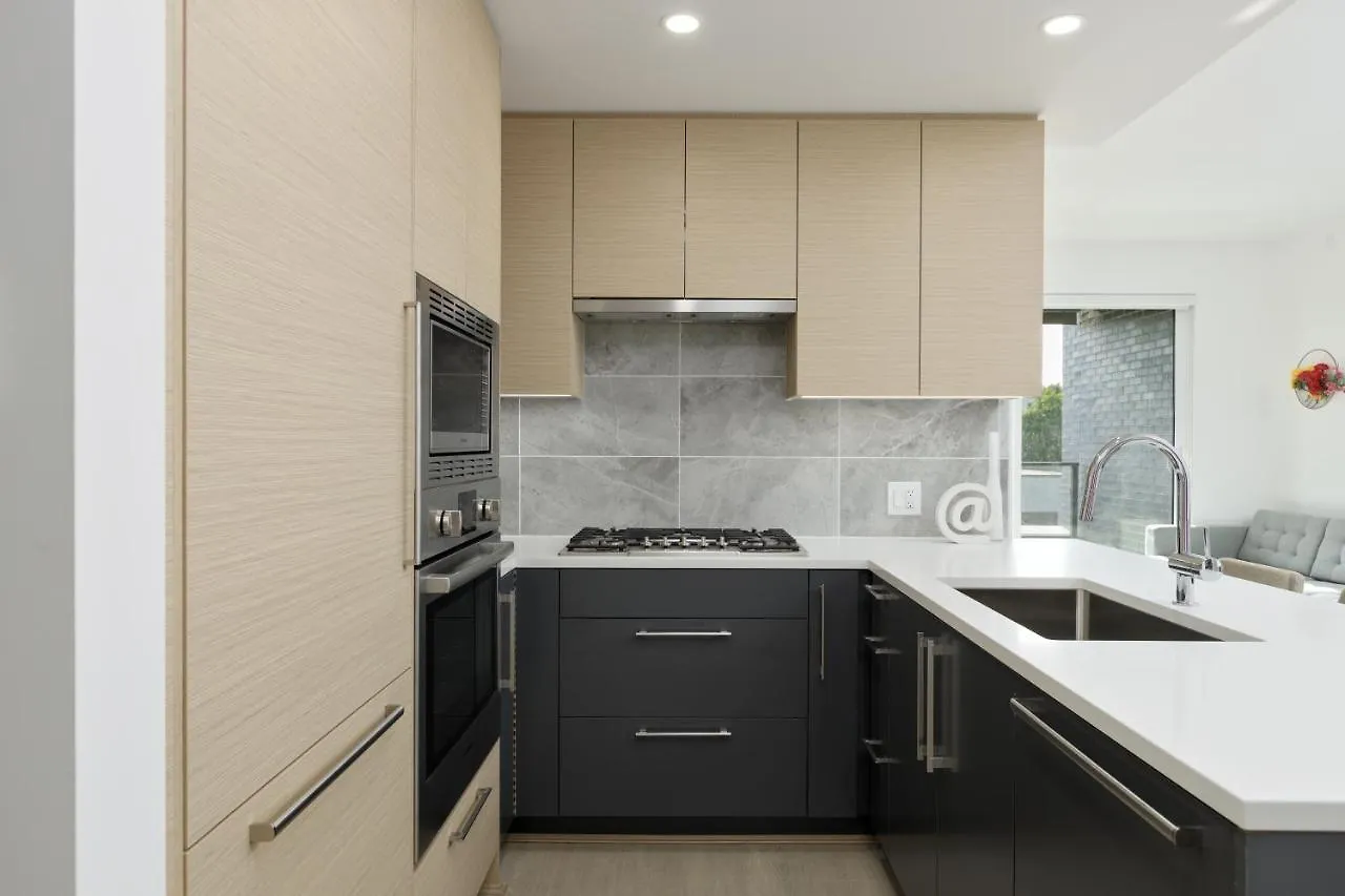 Cozy 2-Bedroom Condo In Vancouver Kanada